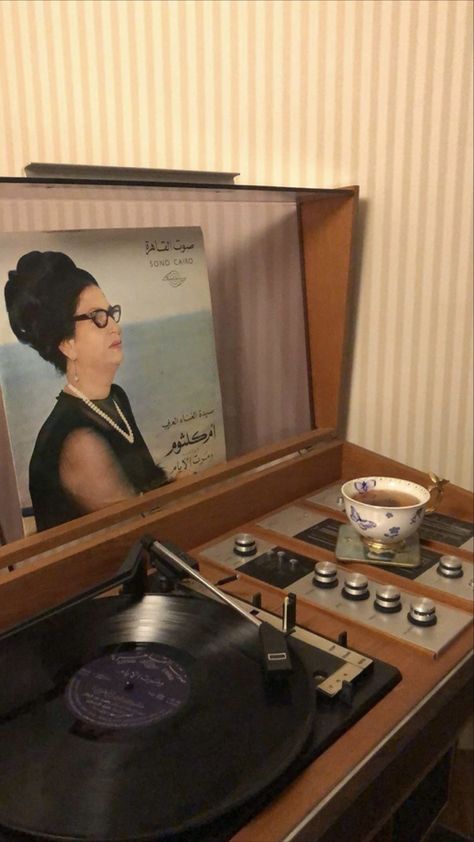 Art Aesthetic Desktop Wallpaper, Umm Kulthum, Arab Aesthetic, Old School Aesthetic, Modern Egypt, Old Egypt, Arab Culture, Beauty Organization