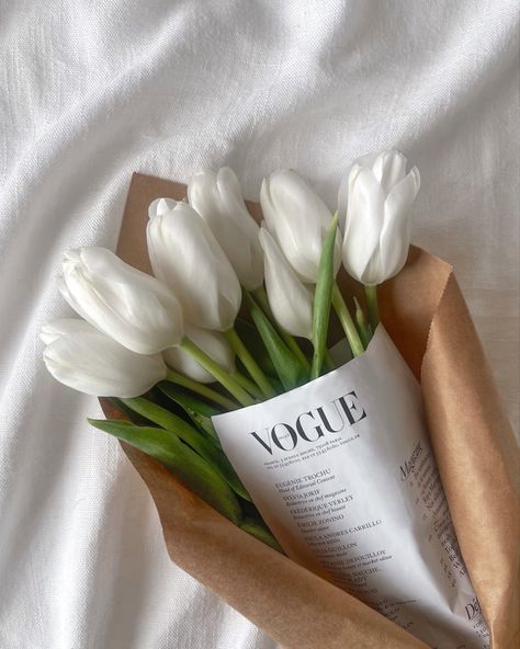 White tulips Vogue Aesthetic, Boquette Flowers, Aesthetic Flowers, Nothing But Flowers, Flower Therapy, White Tulips, Beautiful Bouquet Of Flowers, Luxury Flowers, Minimalist Wallpaper