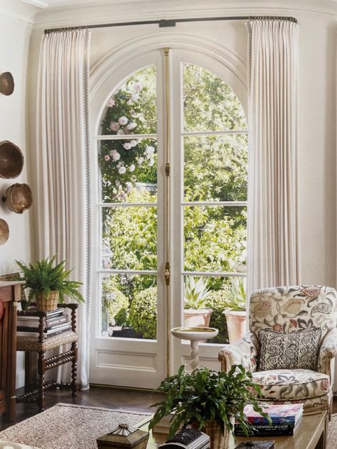 Large Arch Window Treatments, Curved Window Curtains, Interior Design New Classic, Arched Window Coverings, Arch Doors, Curtains For Arched Windows, French Doors Living Room, Arched French Doors, Window Options