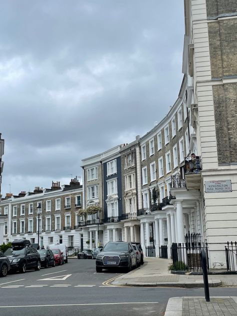 Notting Hill London Houses, Central London Apartment, Kensington London Aesthetic, Paddington Bear Aesthetic, Central London Aesthetic, Notting Hill Movie Aesthetic, Paddington Aesthetic, Old Money London, Paddington Bear Movie