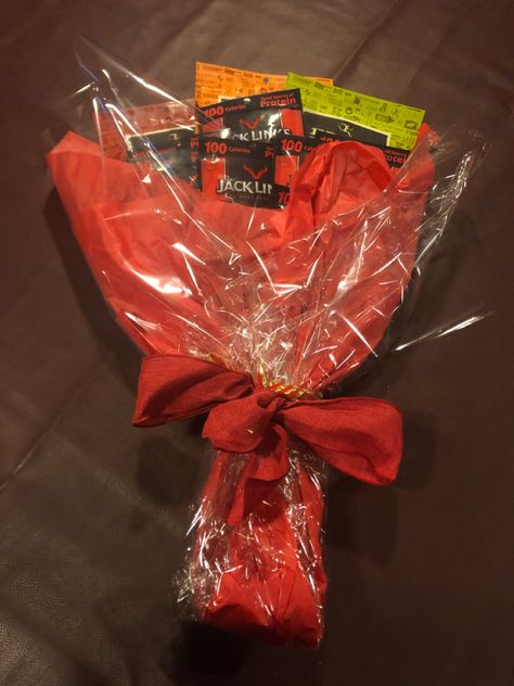 Beef Jerky Bouquet For Him, Beef Jerky Valentine Gift Ideas, Beef Jerky Flower Bouquet Diy, Meat Stick Bouquet, Beef Jerky Flowers Diy, Beef Stick Bouquet, Slim Jim Bouquet, Jerky Bouquet Diy Gifts, Diy Beef Jerky Bouquet