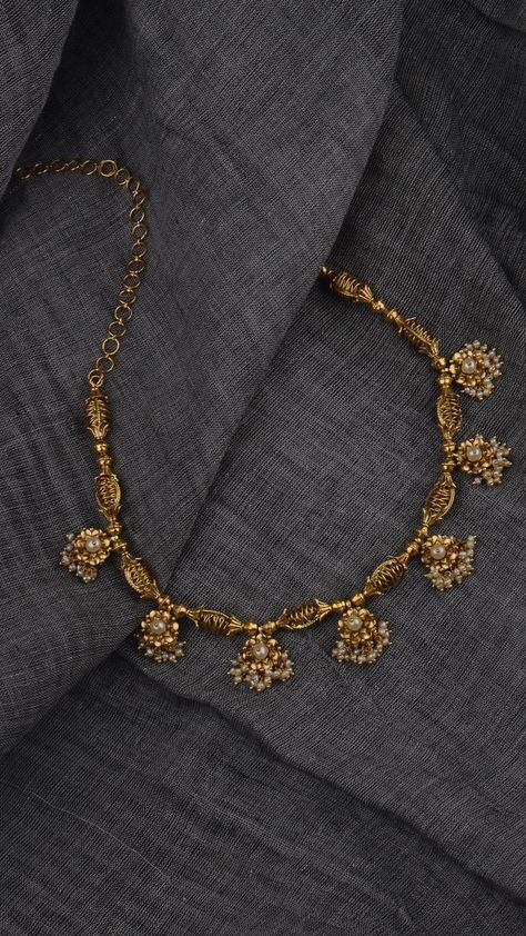 Choker Necklace Designs, Modern Gold Jewelry, Gold Jewelry Simple Necklace, Handmade Gold Jewellery, Gold Necklace Indian Bridal Jewelry, Jewelry Set Design, Antique Bridal Jewelry, Antique Jewelry Indian, Gold Pendant Jewelry