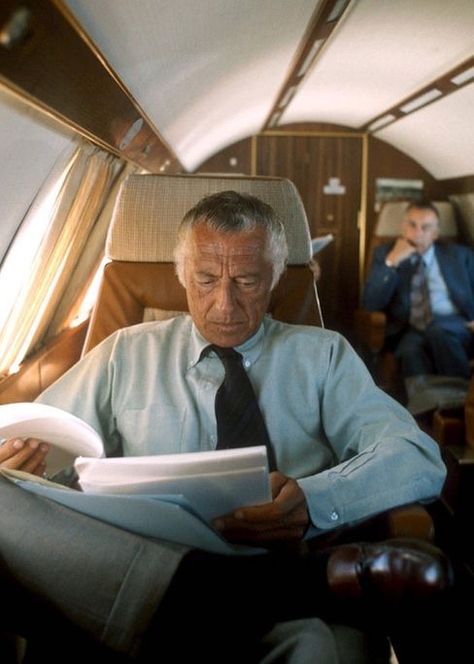 Gianni Agnelli, First Class Seats, Der Gentleman, Richard Gere, Modern Gentleman, Private Jet, Well Dressed Men, Mode Inspo, Travel Shirts