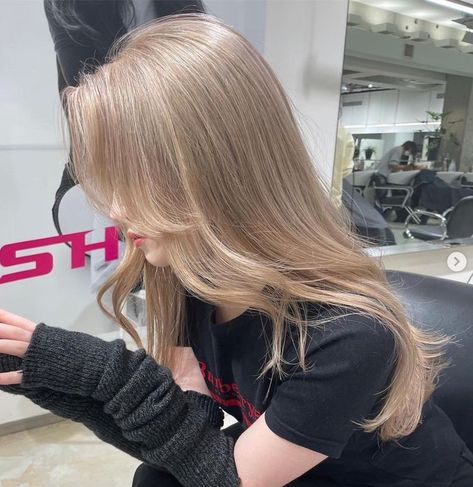 Pelo Color Vino, Layer Cut, Beige Hair, Hairstyle Idea, Hair Milk, Hair Color Streaks, Blonde Haircuts, Gorgeous Hair Color, Hairstyles For Layered Hair