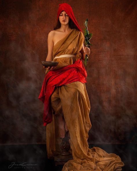 Greek Priestess, Greek Warriors, Oracle Of Delphi, Greek Women, Hellenistic Period, Greek Warrior, Ancient Greek Art, High Priestess, Roman History