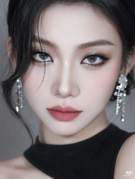 Douyin Makeup For Black Dress, Smokey Eye Douyin Makeup, Korean Smoky Makeup, Smoky Douyin Makeup, Smokey Douyin Makeup, Korean Smokey Eye Makeup, Korean Makeup Black, Koleksi Makeup, Black Smokey Eye Makeup