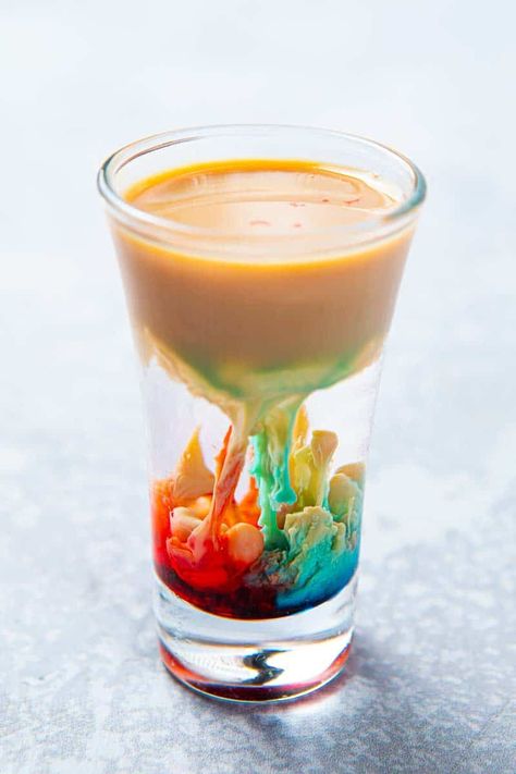 Alien Brain Hemorrhage is the perfect shot recipe when it comes to Halloween or 4th of July celebrations, with its red white and blue colouring. Click here! Brain Hemmorage Shot Recipe, Drinks With Blue Curacao, Incredible Hulk Drink, Theme Drinks, Bartending Drinks, Halloween Party Punch, Halloween Alcohol, Halloween Recipes Drinks, Halloween Shots