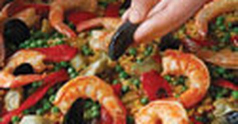 These tips and techniques will ensure an authentic, delicious paella. Paella Recipes, Chorizo Chicken, Shrimp Meals, Couscous Dishes, Paella Recipe Seafood, Mediterranean Cooking, Spanish Paella, Paella Recipe, Seafood Paella