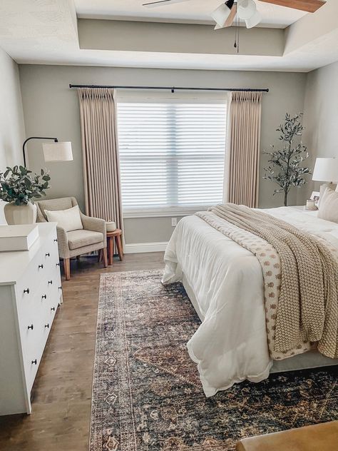 Master Bedrooms Style Ideas, Home Decor Guest Bedroom, Guest Bedroom Ideas Curtains, Guest Bedroom Ideas King Bed, Oatmeal Curtains Bedroom, Neutral Bedroom With Curtains, Tan Guest Bedroom Ideas, Room Decor Ideas Masterbedroom, Apartment Bedrooms Aesthetic