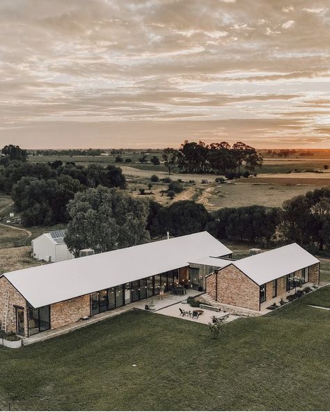 Lisa Booth, Living Off The Grid, Building Plans House, Modern Barn House, Rural House, Shed Homes, Barn Style House, The Bomb, Modern Barn