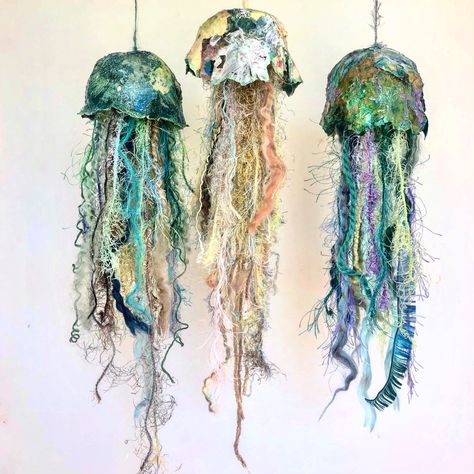 Jellyfish Textile Art, Textile Jellyfish, Jellyfish Textiles, Recycled Crafts Useful Diy Projects, Plastic Jellyfish, Jelly Fish Craft, Diy Ocean Decor, Diy Jellyfish Decoration, Jellyfish Sculpture