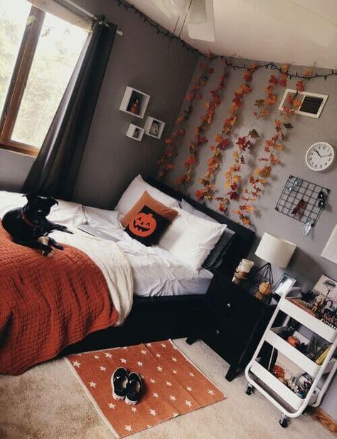 11 Spooky Dorm Halloween Decorations Ideas That Everyone Will Obsess Over Holiday Room Decor, Autumn Room, Halloween Bedroom Decor, Halloween Decor Diy, Halloween Decorations Outdoor, Fall Room Decor, Fall Bedroom Decor, Halloween Bedroom, Holiday Room