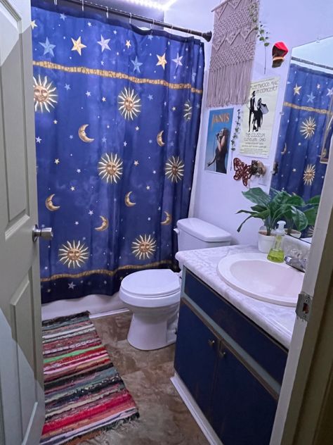 Bathroom Inspiration Maximalist, Fun Retro Bathroom Ideas, Maximalist Ocean Decor, Whimsi Goth Bathroom, Bathroom Whimsigoth, Funky Bathroom Aesthetic, Cluttercore Bathroom, Small Bathroom Renter Friendly, Whimsigoth Bathroom Decor