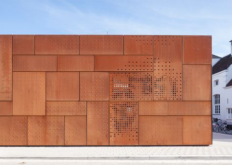 Studio Farris - Library extension in Bruges Metal Facade, Facade Material, Square Windows, Library Architecture, City Library, Bruges Belgium, Modern Library, 아파트 인테리어, Corten Steel