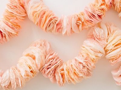 Turn some plain old coffee filters into a pretty decoration. Coffee Filter Garland, Diy Coffee Filter, Clever Coffee, Deco Champetre, Coffee Filter Crafts, Deco Rose, Diy Event, Food Dye, Coffee Filters