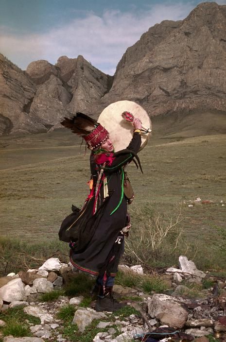 RUSSIA. Siberia. Republic of Tuva. Village of Chaganar. 2001. Russian shaman VERA in a ritual by the sacred mountain of Hayirakan (the bear). Healing Ceremony, Shaman Woman, Shamanic Journey, Sacred Mountain, Shamanic Healing, Medicine Woman, Russian Culture, Magnum Photos, People Of The World