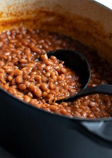 Classic homemade Boston-style baked beans, flavoured with molasses and cooked low and slow with bacon and onion. Homemade Baked Beans Recipe, Baked Beans From Scratch, Baked Beans With Bacon, Homemade Baked Beans, Boston Baked Beans, Cooking Dried Beans, Baked Bean Recipes, How To Cook Beans, Amish Recipes