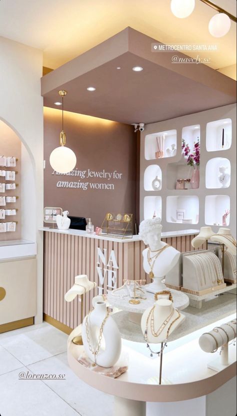 Jewelry Shop Interior Design Ideas, Gold Boutique Interior Design, Jewelry Boutique Interior, Jewelry Shop Interior Design Jewellery Display, Home Boutique Ideas Small Spaces, Gift Store Design, Jewelry Shop Interior Design, Accessories Shop Design, Modern Boutique Interior