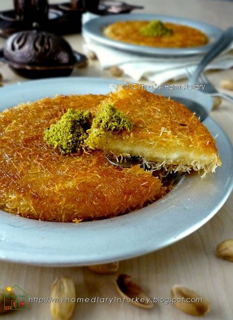 Kunafa Recipe, Crushed Pistachios, Ramadan Desserts, Sweet Cheese, Turkish Sweets, حلويات عربية, Middle Eastern Desserts, Turkish Desserts, Egyptian Food