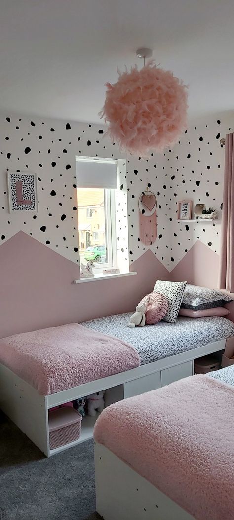 Dalmatian Bedroom Ideas, Polka Dot Room Decor Girls Bedroom, Girls Bedroom Ideas Paint, Black And Pink Girls Room, Paint Ideas For Girls Bedroom, Dalmation Bedroom, Toddler Girl Bedroom Paint Ideas, Spotty Wall, Black And White Girls Room