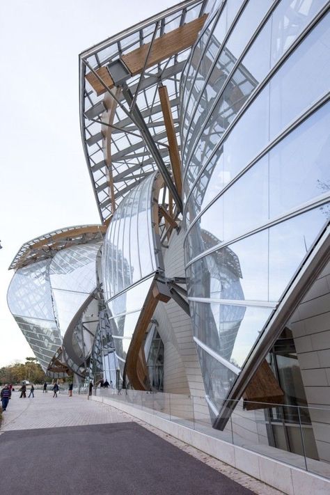 Frank Gehry's Foundation Louis Vuitton Frank Gehry Architecture, Gehry Architecture, Zaha Hadid Design, Santiago Calatrava, Twist Hair, Frank Gehry, Glass Facades, Unique Architecture, Zaha Hadid