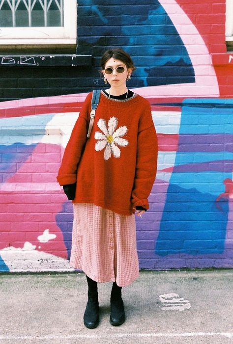 London Street Fashion Women, Cute Styled Outfits, Casual Street Style 2020, Electric Fashion Style, Colorful Skirt Outfits Winter, Pinterest Looks Outfit, London Casual Style, Graphic Sweaters Outfit, Cool Outfits Women Street Styles