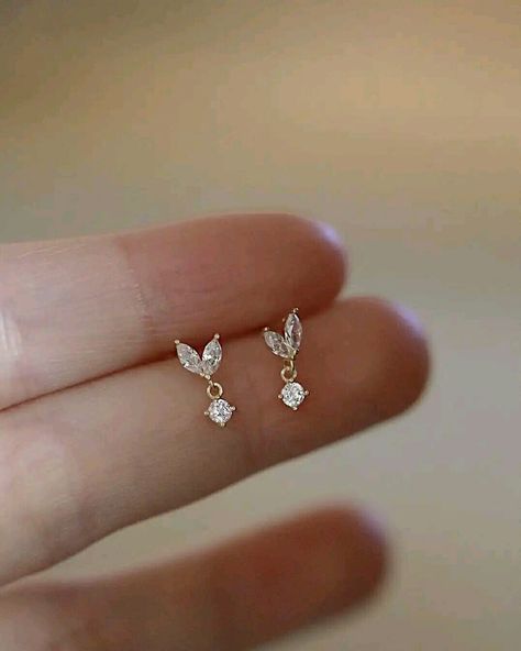 Beautiful Gold Earrings, Wedding Rings Women, Women Wedding Rings, Creative Earrings, Gold Earrings For Kids, Small Earrings Gold, Simple Gold Earrings, Geeky Girls, Gold Earrings Models