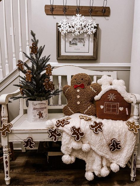 Gingerbread Christmas Tree, Gingerbread Christmas Decor, Cozy Christmas Decor, Gingerbread Decorations, Christmas Lovers, Christmas Bedroom, Christmas Inspo, Christmas Wonderland, Christmas Room