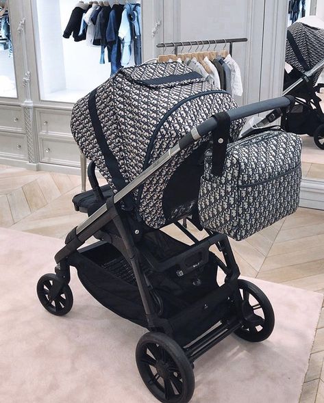 Aesthetic Stroller, Baby Strollers Luxury, Luxury Baby Stroller, Luxury Baby Room, Luxury Baby Clothes, Baby Gadgets, Baby Prams, Designer Baby, Baby Necessities