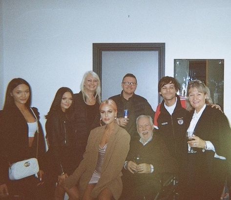 Louis Tomlinson Family, Niall And Amelia, Boyfriends Family, British Funny, Phoebe Tomlinson, Daisy Tomlinson, Tomlinson Family, Locked Out Of Heaven, Lottie Tomlinson