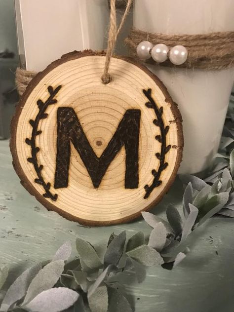 Wood Burning Pen, Wood Burn Designs, Christmas Eve Traditions, Letter Ornaments, Wood Slice Crafts, Wood Burning Crafts, Fun Christmas Decorations, Wood Burning Patterns, Christmas Signs Wood