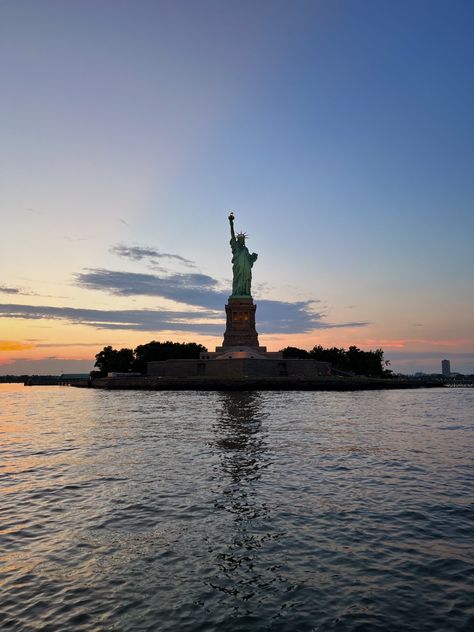 New York Statue Of Liberty, New York Statue, Nyc Lifestyle, Staten Island Ferry, Dog Stories, Staten Island, Maldives, Statue Of Liberty, Manhattan