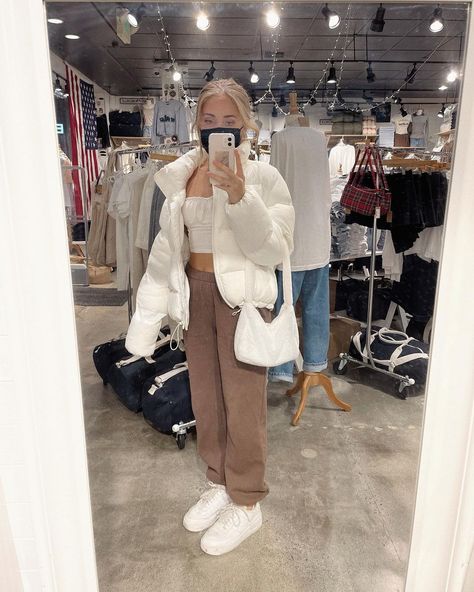 Puffer Jacket Sweatpants Outfit, Puffer Jacket With Sweatpants, Neutral Sweatpants Outfit, Light Brown Sweatpants Outfit, Beige Sweats Outfit, How To Style Brown Sweatpants, Outfits With Brown Sweatpants, Brown Sweats Outfit, Brown Sweatpants Outfit