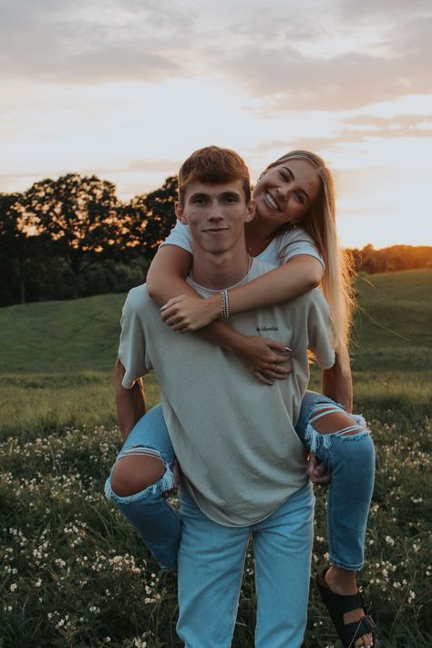 Couples Photoshoot Fall Outfit Ideas, Couple Photography Poses Dip, Causal Couple Pictures, Photo Poses For Couples Fun, Fall Sunset Couple Pictures, End Of Summer Couple Photoshoot, Couple Shoot Poses Romantic Photo Ideas, Couple Summer Pictures Photography, Teenage Couple Photography