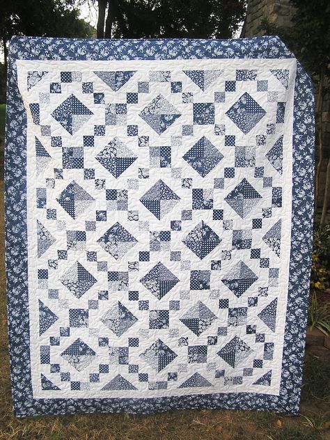 Quilt in shades of blue Delft Blue Quilt Patterns, Blue And Gray Quilts, Blue Quilt Bedroom, Blue And White Quilts, Blue Quilt Patterns, Two Color Quilts, Black And White Quilts, Blue Quilt, Half Square Triangle Quilts