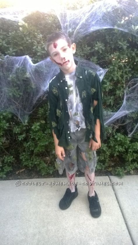 40 Ridiculously Real Zombie Costume Ideas - Bored Art Zombie Costume Ideas, Real Zombie, Zombie Costume Kids, Real Zombies, Zombie Kid, Kids Halloween Costumes, Zombie Halloween Costumes, Bored Art, Dress Up Boxes