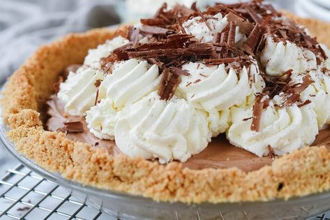 French Silk Pie is smooth, decadent and delicious. Served in a graham cracker crust with a topping of whipped cream and shaved chocolate makes an amazing presentation. French Silk Pie Recipe, Silk Pie Recipe, Make Macarons, Chocolate Silk Pie, Spring Favorites, French Silk Pie, Pie Chocolate, Favorite Pie Recipes, Silk Pie