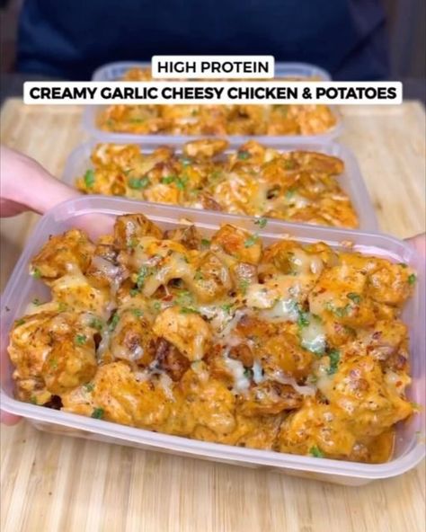 Low calorie & High protein food😋 on Instagram: "Creamy Garlic Cheesy Chicken & Potatoes Recipe😋 Would you Eat or Pass?🥔 🎥creator: @jalalsamfit 📝 Swipe for the ingredients 👉Follow @gymfoodys for daily food posts ❤️Like & Share with your friends #lowcalorie #highprotein #macrofriendly #gymfood #fitnessfood #protein #nutrition #fatloss #healthyrecipes #macros#countingcalories #fitfoodie #lowcaloriemeals #mealprep #healthyeating #nutritious #weightloss #gym #trackingmacros #fitfood #highproteinmeals #gymfoodys #dietfood #highproteinmeals" High Protein Chicken Recipes, Low Calorie Chicken Recipes, Healthy Low Calorie Dinner, High Protein Recipes Dinner, High Protein Food, Cubed Chicken, Healthy High Protein Snacks, Low Calorie High Protein, Protein Meal Plan