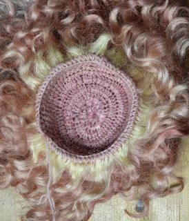 Bibi Butterscotch Dolls: How to crochet a wig with weft mohair Doll Hair Tutorial, Diy Doll Wig, Amigurumi Hair, Waldorf Doll Tutorial, Yarn Wig, Dolls Handmade Diy, Bjd Wig, Crochet Wig, Dolls Hair