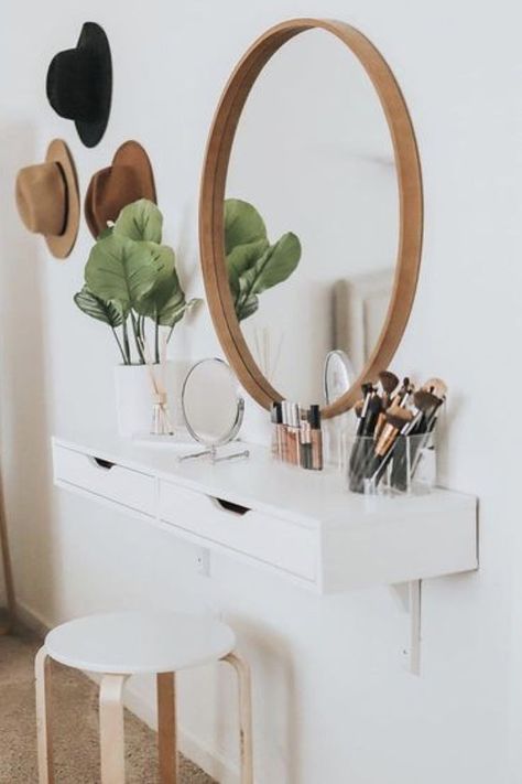 Coiffeuse moderne avec des modules Ikea Beauty Table Ikea, Ekby Alex Ikea Make Up, Floating Shelf Dressing Table Makeup Vanities, Floting Shelf Canity, Dressing Table Inspo, Ikea Ekby, Dressing Unit, Classy Rooms, Bedroom Trends