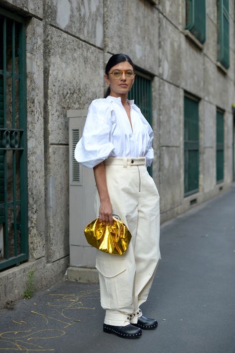 Hugging Clothes, Casual Chic Outfits, Outfits New Year, Fashion Week Trends, Metallic Boots, Street Style Edgy, Street Style Trends, Spring Fashion Trends, Cool Street Fashion