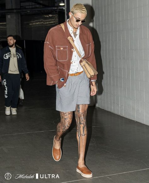 Scarf Outfit Men, Nba Fits, Black Hair Anime Guy, Mens Aesthetic, Kyle Kuzma, Scarf Outfit, Street Fashion Men Streetwear, Art Tattoos, Summer Sports