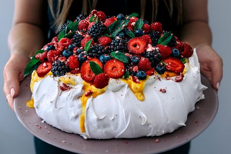 Pavlova With Lemon Curd, Australian Pavlova, Pavlova Toppings, Lemon Curd Pavlova, Berry Pavlova, Christmas Pavlova, Strawberry Pavlova, Chocolate Pavlova, Pavlova Dessert