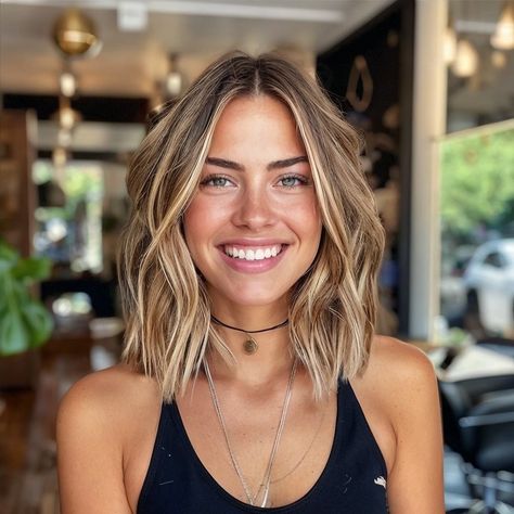 Blonde Highlighted Bob Hairstyles, Short With Blonde Highlights, Surf Bob Hair, Best Medium Haircuts For Thick Hair, Bobs With Blonde Highlights, Mid Bob Blonde Hair, Blonde Balayage Medium Length Straight, Blond To Natural Brown, Brunette Balayage Fine Hair