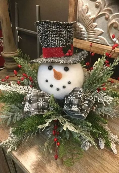 Wreath Centerpiece, Diy Christmas Table, Christmas Centers, Christmas Table Centerpieces, Christmas Centerpieces Diy, Christmas Arrangements, Snowman Decorations, Centerpiece Ideas, Easy Christmas Diy