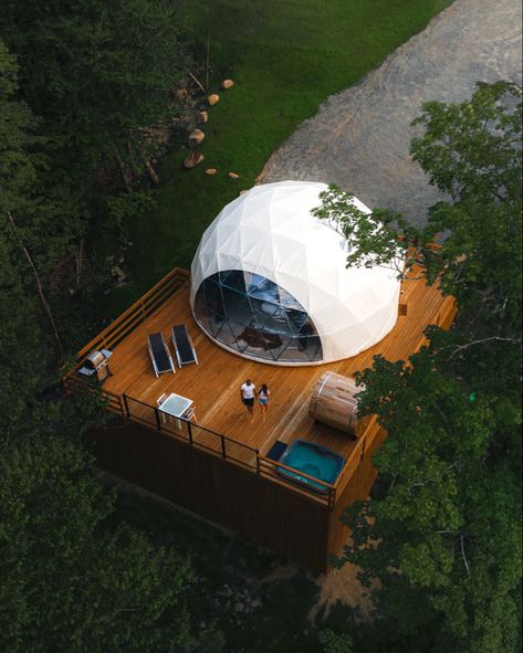 The Super Domes at Bel Air Tremblant offer an extraordinary experience in the heart of nature with superb views of the mountains. Geodome Interior, Dome Airbnb, Dome House Interior, Floor Air Conditioner, Geodesic Dome Tent, Dome Room, Stand Alone Bathtubs, Living Room Paint Color Ideas, Living Room Paint Color