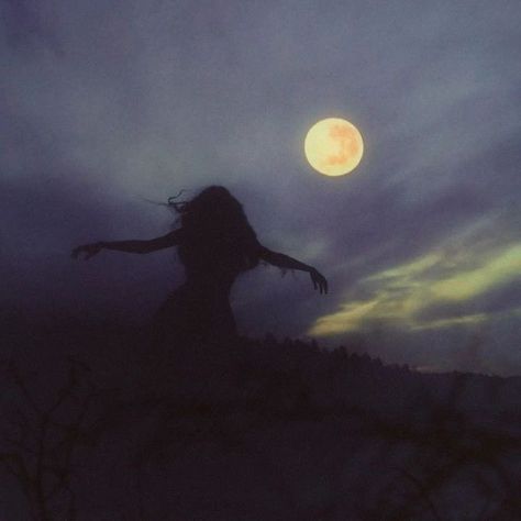 Watching The Moon, Moody Nature, Grunge Pictures, Moon Rising, Moon Photography, Moon Rise, Beautiful Dark Art, Witch Aesthetic, Aesthetic Photography Nature