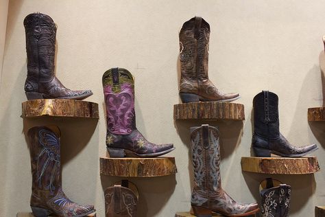 Boot Display Retail, Cowboy Boot Display Ideas, Cowgirl Boot Display, Cowboy Boots Display, Western Store Decor, Western Store Ideas, Western Store Display Ideas, Cowboy Boot Display, Western Boutique Display