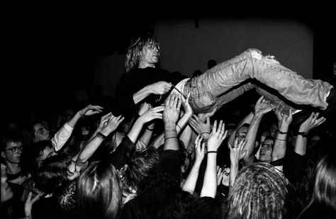 Crowd surfing!! Montage Of Heck, Nirvana Concert, Nirvana Album, Nirvana Wallpaper, Pat Smear, Frances Bean Cobain, Donald Cobain, Krist Novoselić, Nirvana Kurt Cobain