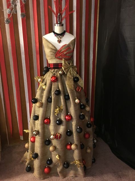 Christmas Manniquin Ideas, Christmas Dress Mannequin, Ugly Christmas Sweater Outfit, Dress Form Christmas Tree, Mannequin Christmas Tree, Christmas Tree Costume, Christmas Sweater Outfits, Decoration Vitrine, Christmas Tree Dress